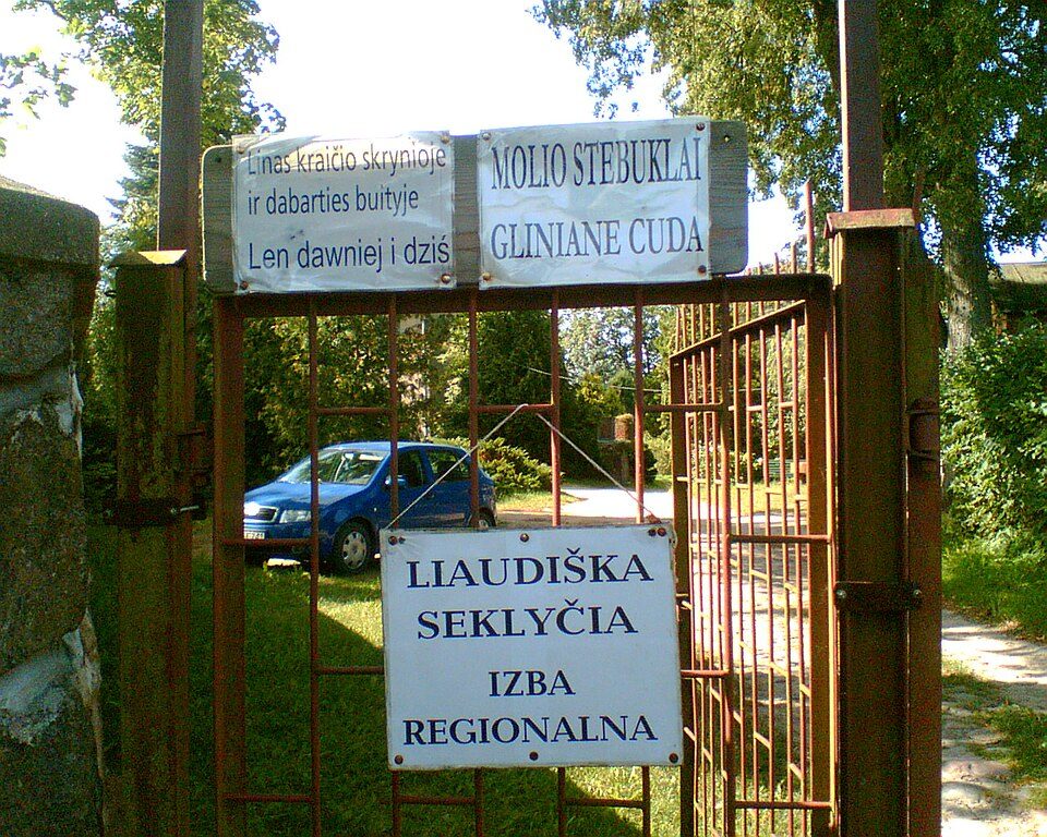 Dvikalbiai lietuviški ir lenkiški užrašai ant vartų Punske