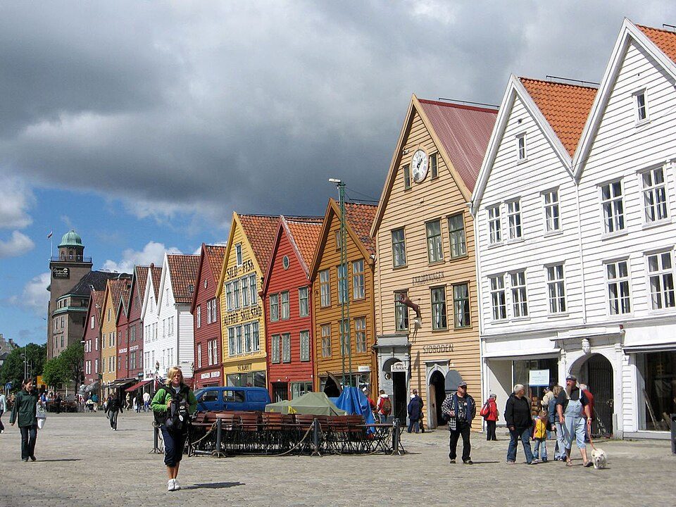 Spalvingi mediniai Bryggeno pastatai Bergene