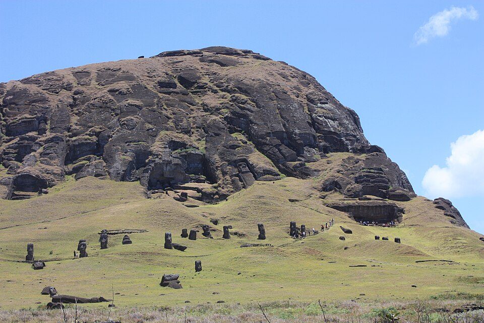 Rano Raraku ugnikalnio šlaitas su daugybe moai